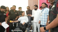 जवान सीमा पर खून बहा रहा है, महाराष्ट्र रक्तदान से उसके साथ खड़ा है – एकनाथ शिंदे जवान सीमा पर खून बहा रहा है, महाराष्ट्र रक्तदान से उसके साथ खड़ा है – एकनाथ शिंदे