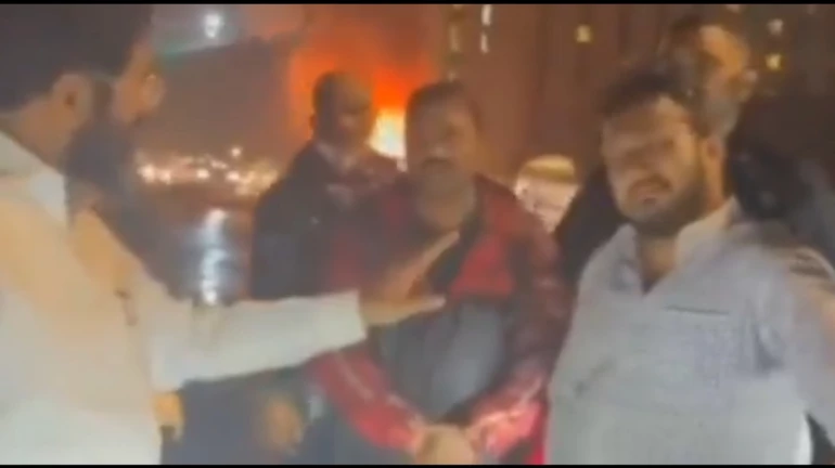 मुंबई- कार में लगी आग को देख मुख्यमंत्री एकनाथ शिंदे ने रोकी गाड़ी