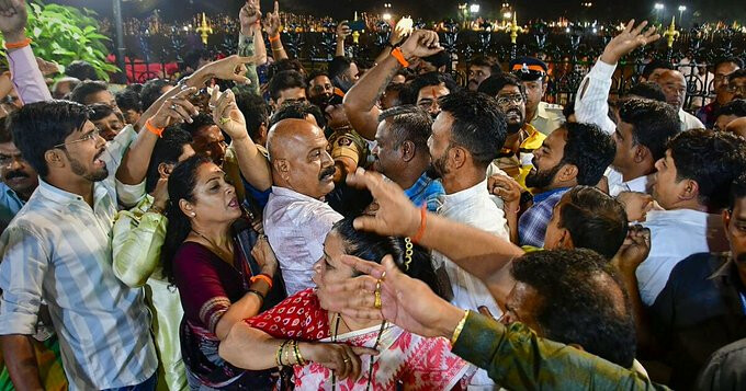 दादर- शिवतीर्थ पर आपस में भिड़े शिंदे और ठाकरे गुट के कार्यकर्ता