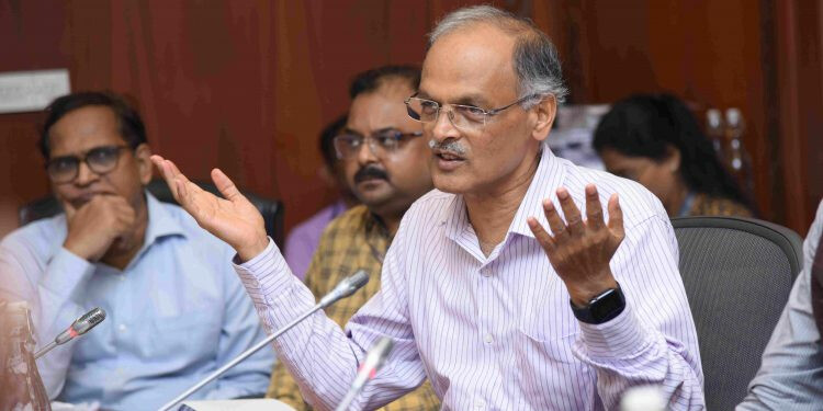 चुनाव आयोग ने लोकसभा 2024 चुनाव की पृष्ठभूमि पर की समीक्षा