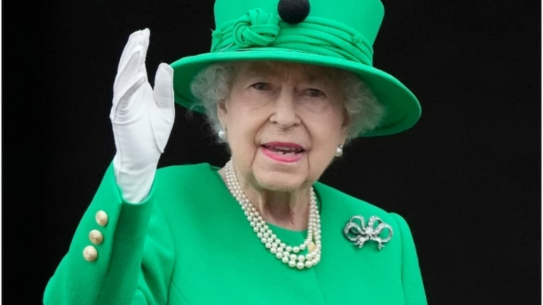 महारानी एलिजाबेथ द्वितीय के निधन पर मुंबई के डब्बावालों ने जताया शोक महारानी एलिजाबेथ द्वितीय के निधन पर मुंबई के डब्बावालों ने जताया शोक