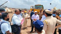 मुंबई उपनगर में अतिक्रमण हटाओ अभियान में 14 एकड़ ज़मीन साफ़ की गई मुंबई उपनगर में अतिक्रमण हटाओ अभियान में 14 एकड़ ज़मीन साफ़ की गई