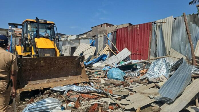 मालवणी, अंबोजवाड़ी में सरकारी भूमि पर अतिक्रमण हटाया गया