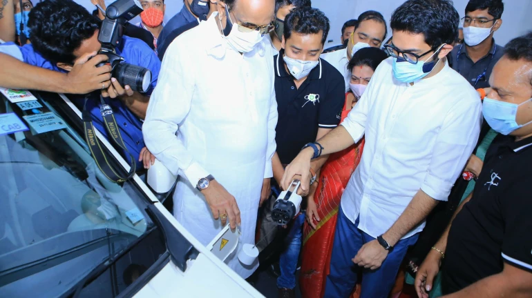 मुंबई: आदित्य ठाकरे ने दादर में पहले EV चार्जिंग स्टेशन का उद्घाटन किया