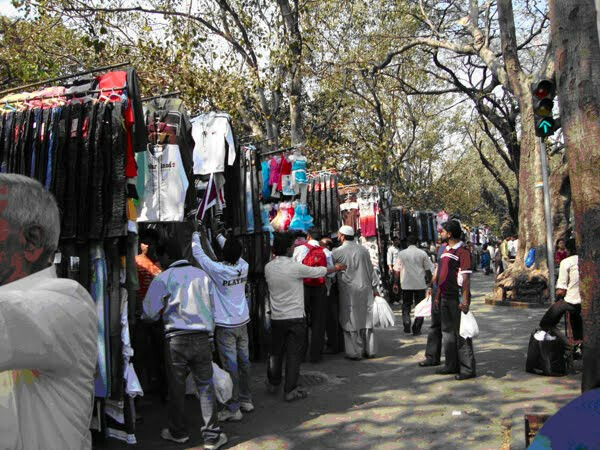 शेतकऱ्यांना पाठिंबा देण्यासाठी फॅशन स्ट्रीटवरील सर्व दुकानं बंद