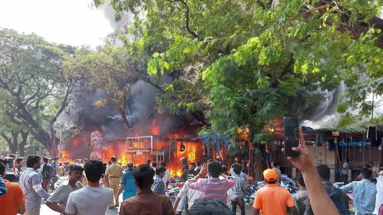 चर्चगेट : फॅशन स्ट्रीट परिसरात भीषण आग चर्चगेट : फॅशन स्ट्रीट परिसरात भीषण आग