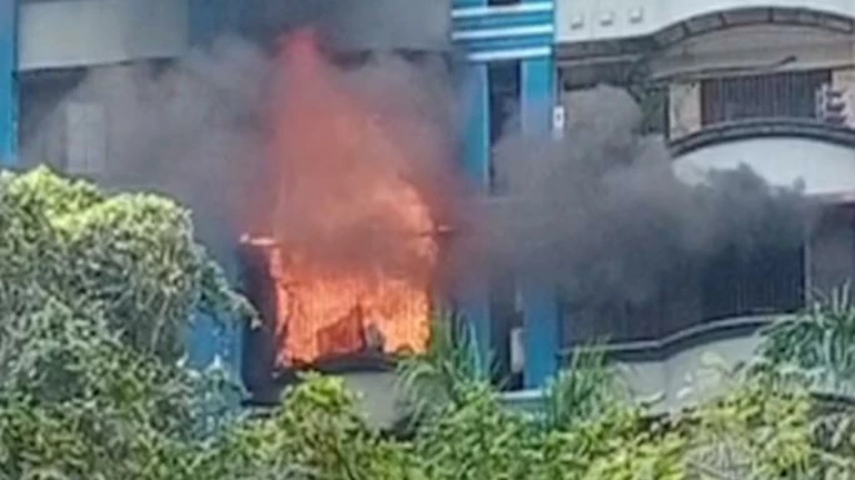 कल्याण : पॉश इलाके की बिल्डिंग में लगी भीषण आग, कोई हताहत नहीं
