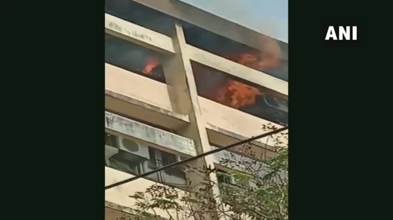 Massive fire breaks out in a building in Andheri; five fire tenders reach the spot Massive fire breaks out in a building in Andheri; five fire tenders reach the spot