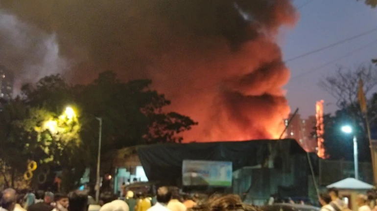 गोरेगांव में लगी भीषण आग, कोई हताहत नहीं गोरेगांव में लगी भीषण आग, कोई हताहत नहीं