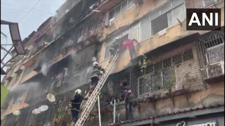 Mumbai: Level 2 Fire Breaks Out In A Byculla Building; No Casualties Reported Mumbai: Level 2 Fire Breaks Out In A Byculla Building; No Casualties Reported
