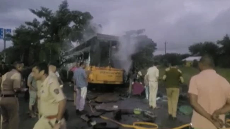 नाशिक - बस में आग लगने से 9 लोगो की मौत नाशिक - बस में आग लगने से 9 लोगो की मौत