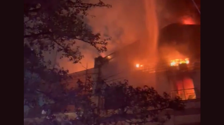 लोअर परळ : रघुवंशी मिलला भीषण आग, बचावकार्य सुरू लोअर परळ : रघुवंशी मिलला भीषण आग, बचावकार्य सुरू