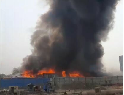 मुंबई - फर्नीचर मार्केट में लगी आग