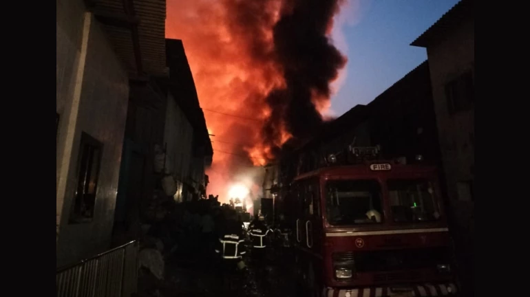मुंबई- मानखुर्द में स्क्रैप कंपाउंड में लगी आग
