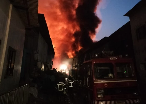 मुंबई- मानखुर्द में स्क्रैप कंपाउंड में लगी आग