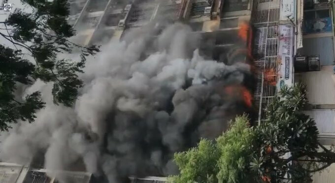 कांदिवली - महावीर नगर स्थित वीणा संतूर बिल्डिंग इमारत में लगी आग