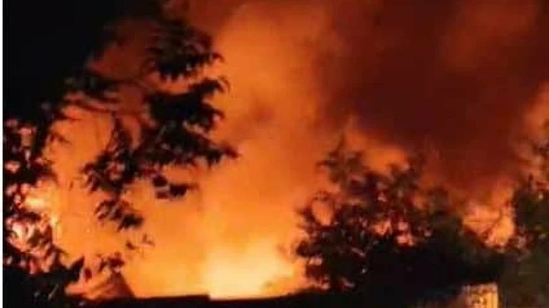 गोरेगाव फिल्मसिटी शेजारील आंबेवाडी परिसरातील घरांना भीषण आग गोरेगाव फिल्मसिटी शेजारील आंबेवाडी परिसरातील घरांना भीषण आग