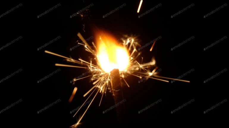 फटाक्यांची आवक कमी असल्याने १० ते १५ टक्के दरवाढ फटाक्यांची आवक कमी असल्याने १० ते १५ टक्के दरवाढ