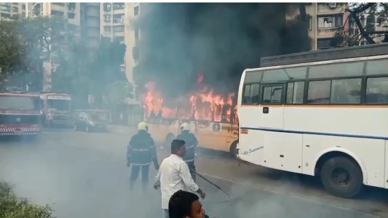 मलाड में एक खड़ी बस में लगी आग