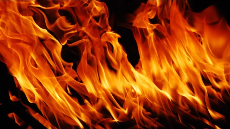 एसीच्या स्फोटानंतर दुसरा मजला खाक एसीच्या स्फोटानंतर दुसरा मजला खाक