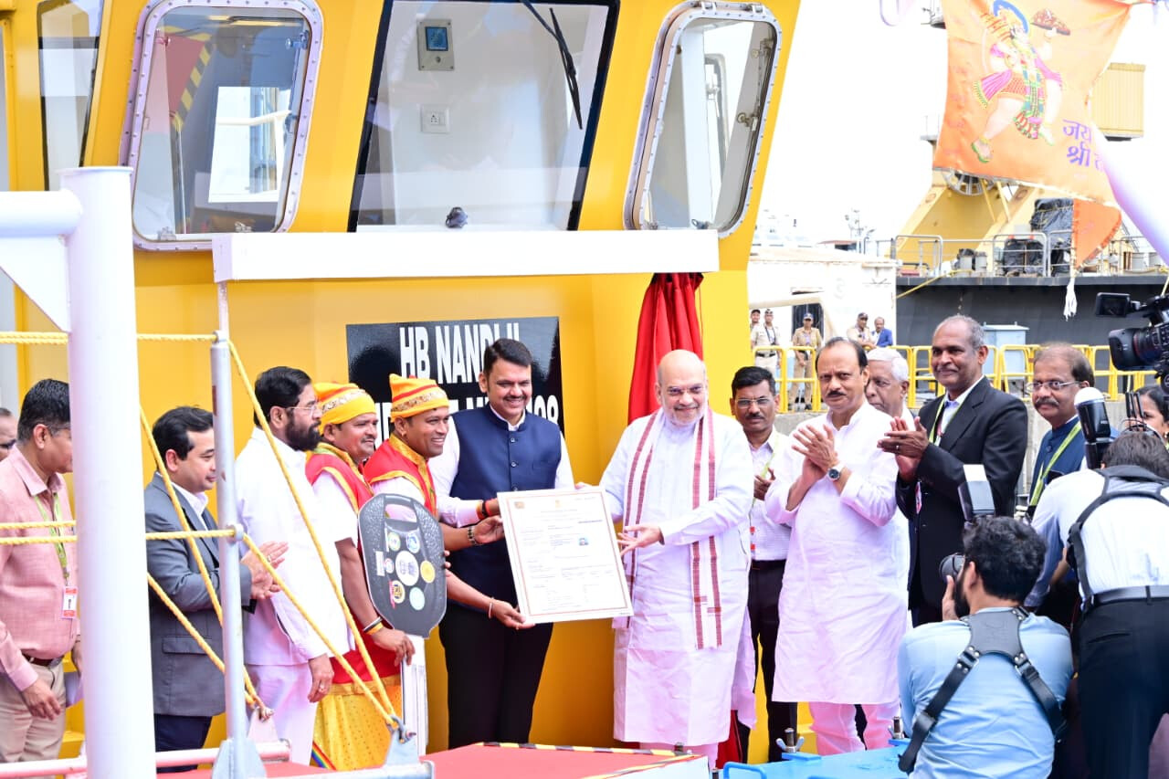 प्रधानमंत्री मत्स्य पालन योजना के अंतर्गत सहकारी समितियों को दो बड़ी नौकाओं का वितरण