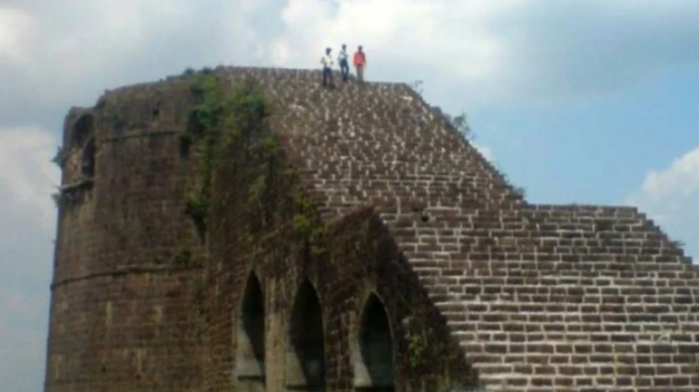 Maharashtra: A newlywed woman dies after falling from a fort tower Maharashtra: A newlywed woman dies after falling from a fort tower