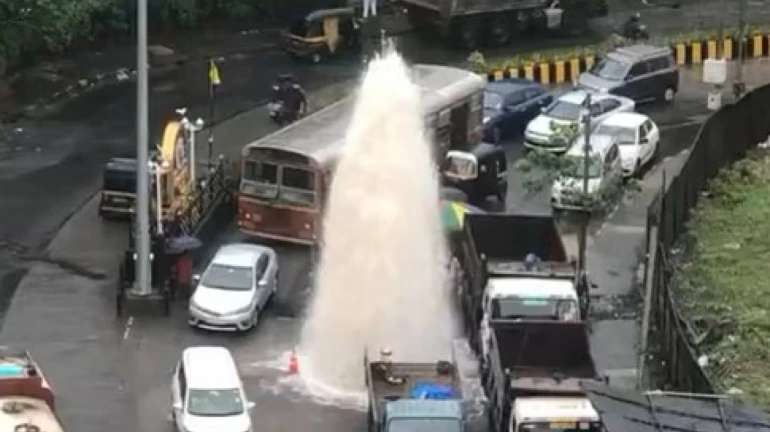 Mumbai: Pipeline burst turns into water fountain on middle of road in Powai Mumbai: Pipeline burst turns into water fountain on middle of road in Powai