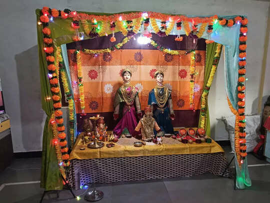 दीड दिवसांच्या बाप्पाच्या विसर्जनानंतर घरोघरी गैराईचे आगमन