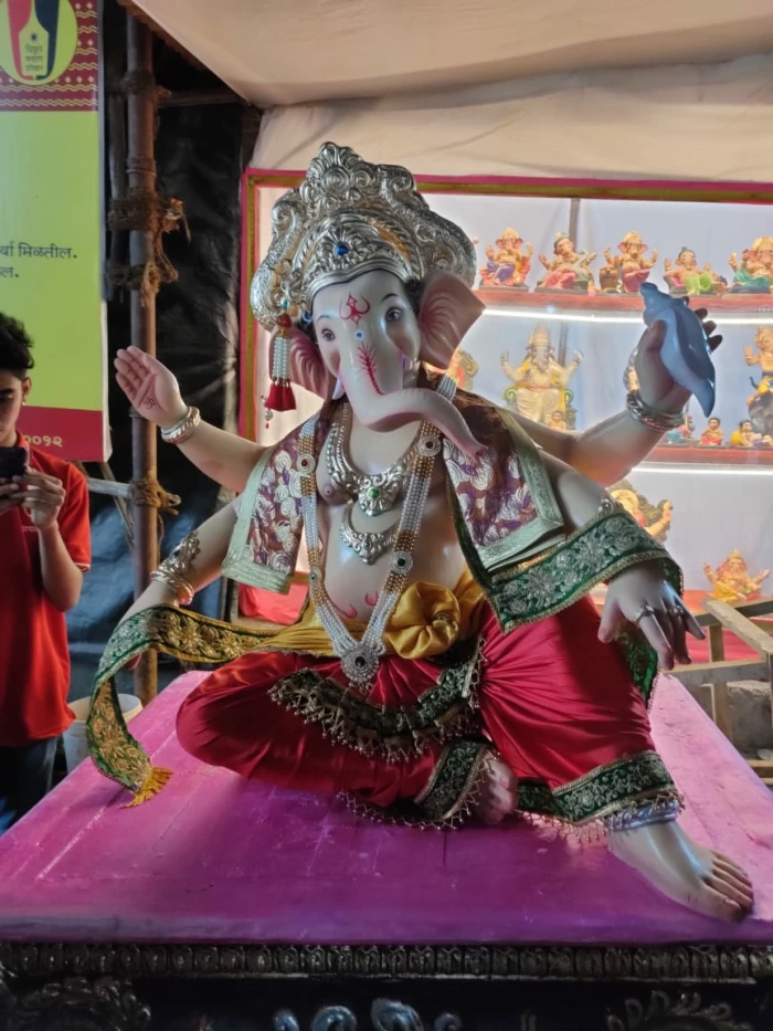 गणेशोत्सव २०२१: विविध रुपात, त्याच जल्लोषात; पुन्हा एकदा बाप्पा मंडपात विराजमान