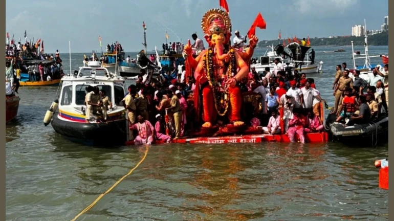 35 तासांच्या विलंबानंतर लालबागचा राजाचे विसर्जन 35 तासांच्या विलंबानंतर लालबागचा राजाचे विसर्जन