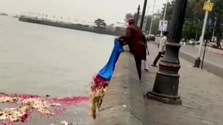 'गेटवे ऑफ इंडिया' पर समुद्र में कूड़ा फेंकने वालों पर पुलिस की कार्रवाई