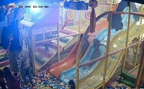 मुंबई -  घाटकोपर में मॉल मे स्लाइड से गिरने से छोटी बच्ची की मौत