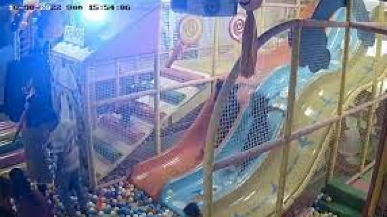 मुंबई -  घाटकोपर में मॉल मे स्लाइड से गिरने से छोटी बच्ची की मौत