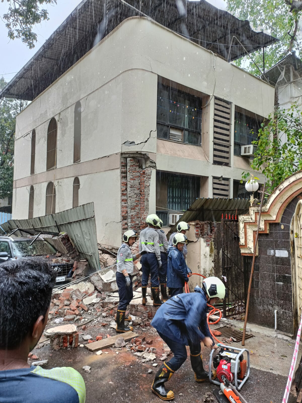 घाटकोपर -  बिल्डिंग हादसे में मलबे में फंसे दो लोगों की मौत