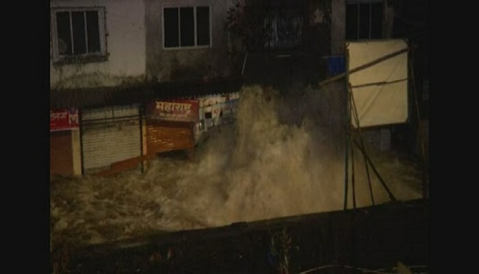 घाटकोपरमध्ये जलवाहिनी फुटली, 400 हून अधिक घरात घुसले पाणी