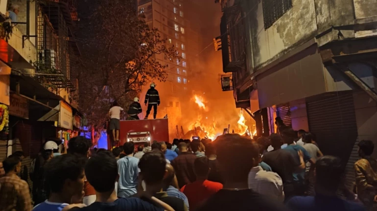 गिरगाव : पुंगालिया हाऊस कंपाऊंडमध्ये भीषण आग, शिवसेना कार्यकर्ता जखमी गिरगाव : पुंगालिया हाऊस कंपाऊंडमध्ये भीषण आग, शिवसेना कार्यकर्ता जखमी