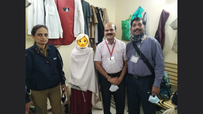 Minor Girl Rescued, Reunited With Parents By Ticket Checking Staff Of Mumbai Division - Central Railways Minor Girl Rescued, Reunited With Parents By Ticket Checking Staff Of Mumbai Division - Central Railways
