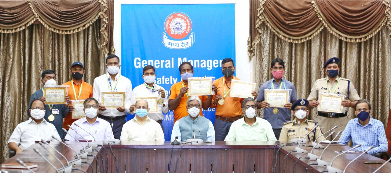 Central Railways: Staff Felicitated With General Manager’s Safety Award