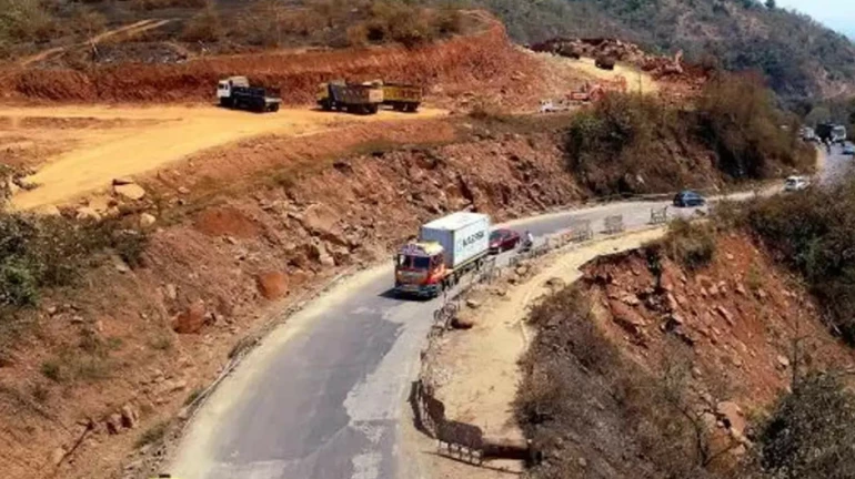 मुंबई-गोवा हाईवे के बीच परशुराम घाट यातायात के लिए बंद मुंबई-गोवा हाईवे के बीच परशुराम घाट यातायात के लिए बंद