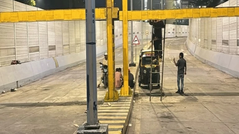 मुंबई - अंधेरी गोखले पुल पर अभी केवल हल्के वाहनों को अनुमति मुंबई - अंधेरी गोखले पुल पर अभी केवल हल्के वाहनों को अनुमति