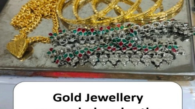 मुंबई हवाई अड्डे के अधिकारियों ने 11 किलो सोना और सिगरेट जब्त की मुंबई हवाई अड्डे के अधिकारियों ने 11 किलो सोना और सिगरेट जब्त की