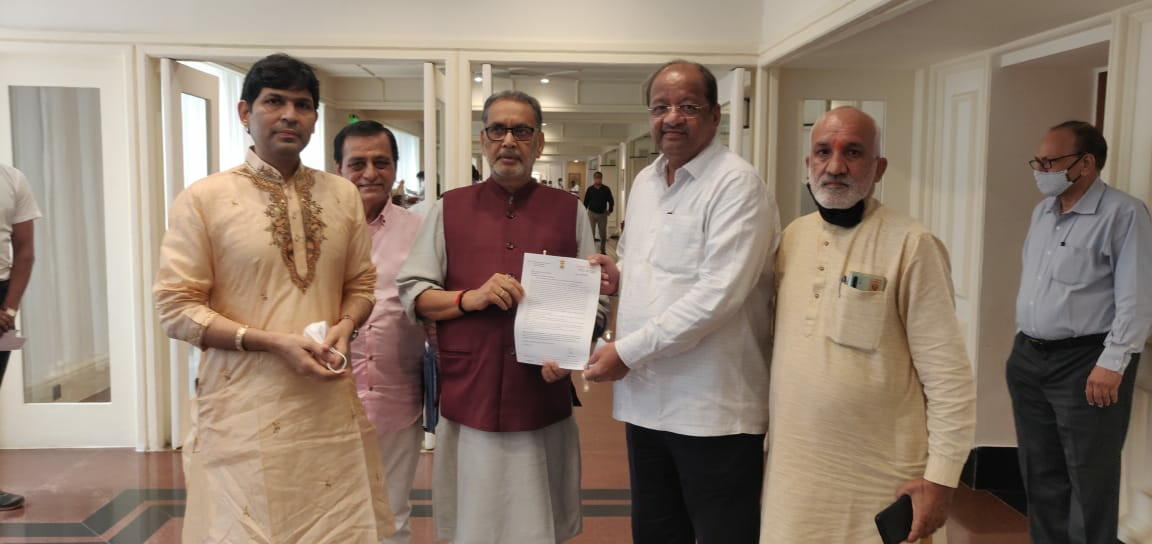 रेलवे पटरी के आसपास की झोपड़ियों में रहनेवालो रेलवे प्रशासन जल्द ही पुनर्वसन हो - सांसद गोपाल शेट्टी