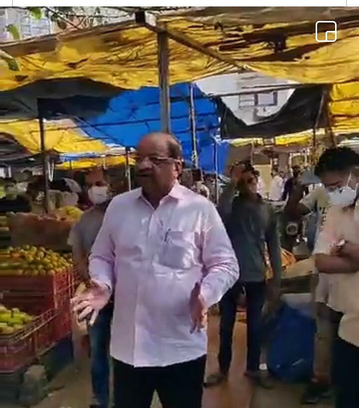 बोरीवली में बीएमसी ने तोड़ा सब्जी मार्किट, फेरीवालों में आक्रोश