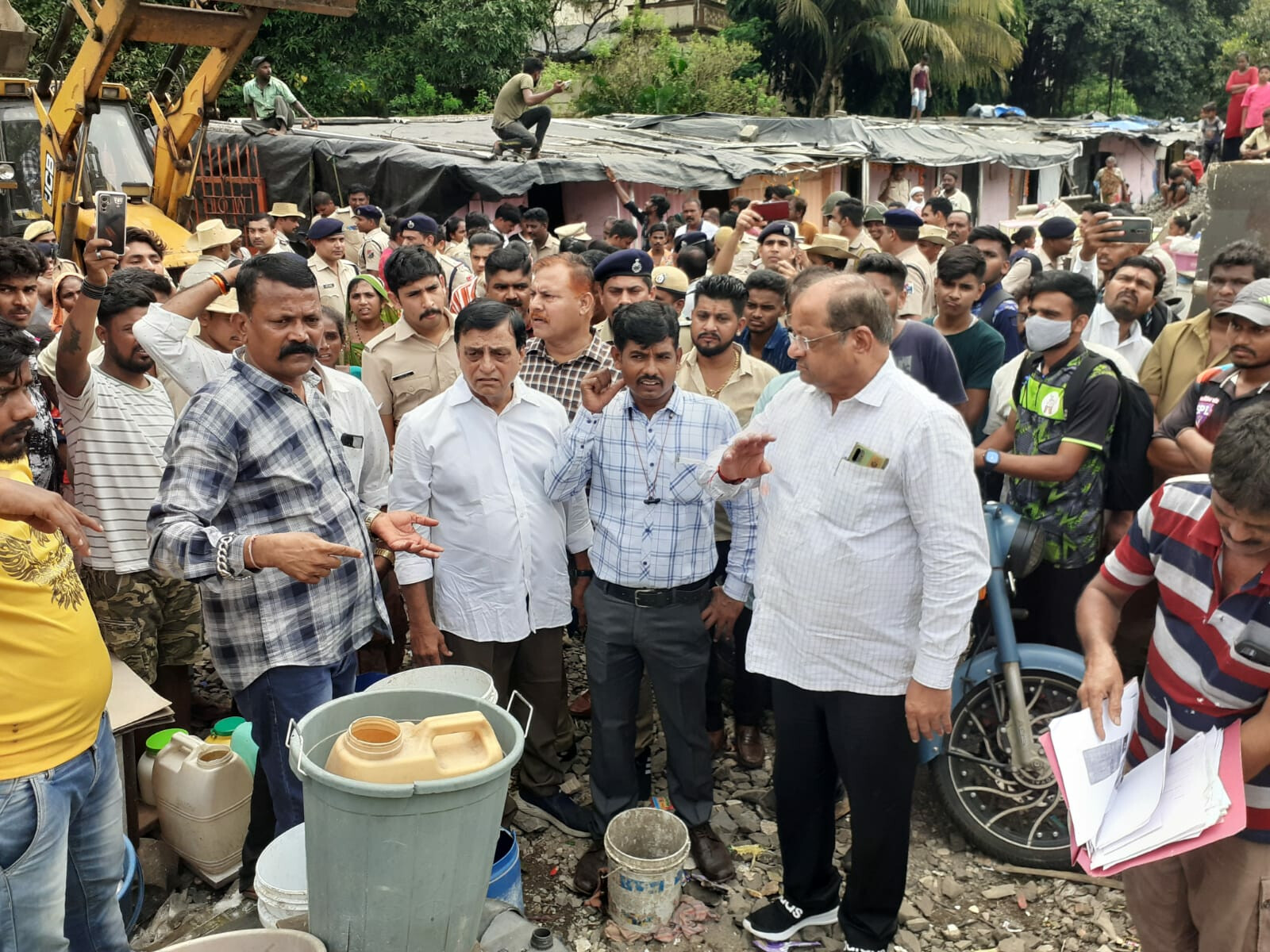 खासदार गोपाळ शेट्टी उतरले रेल्वे ट्रॅकवर