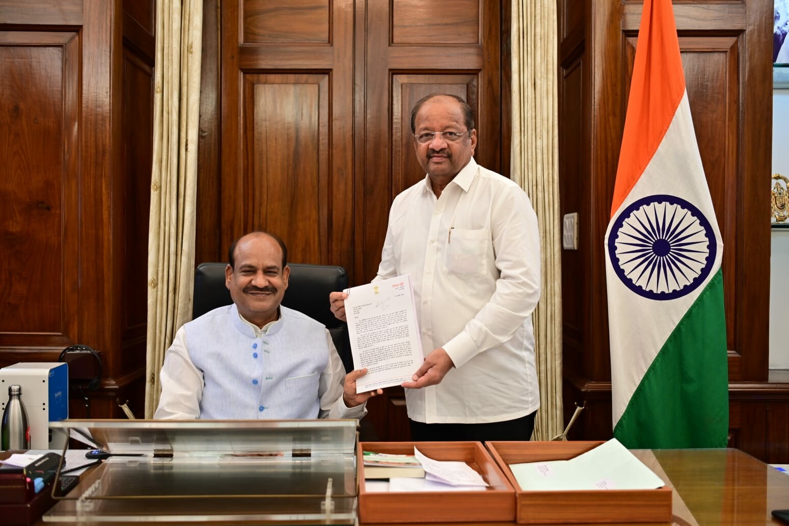 भारत रत्न अटल बिहारी वाजपेयी की प्रतिमा स्थापित करने में देरी करने वाले अधिकारियों के खिलाफ कार्रवाई की मांग