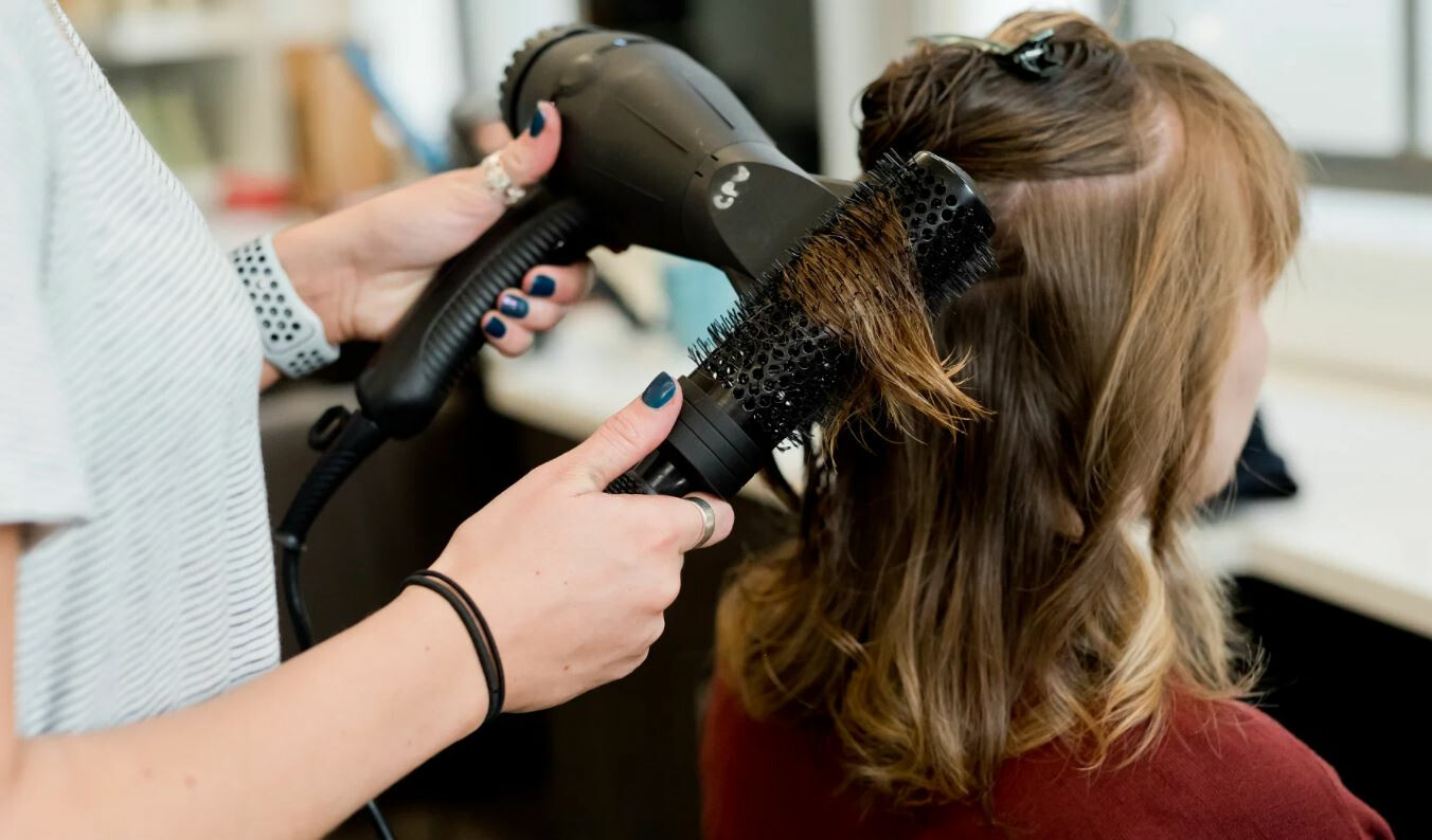 हेअर कट चुकला, महिलेला मिळणार २ कोटींची नुकसान भरपाई