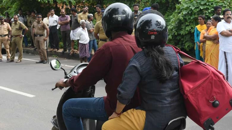 बाइक पर पीछे बैठे व्यक्ति के लिए भी हेलमेट अनिवार्य बाइक पर पीछे बैठे व्यक्ति के लिए भी हेलमेट अनिवार्य
