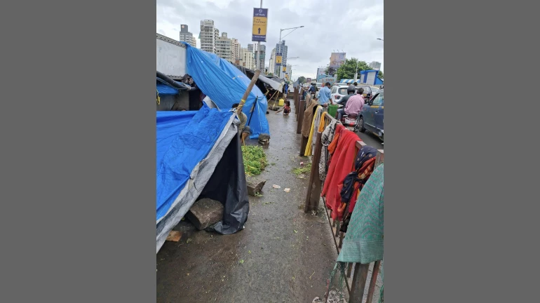 Dadar's Tilak Bridge Taken Over by Illegal Hawkers, Squatters; Residents Raise Concerns Dadar's Tilak Bridge Taken Over by Illegal Hawkers, Squatters; Residents Raise Concerns