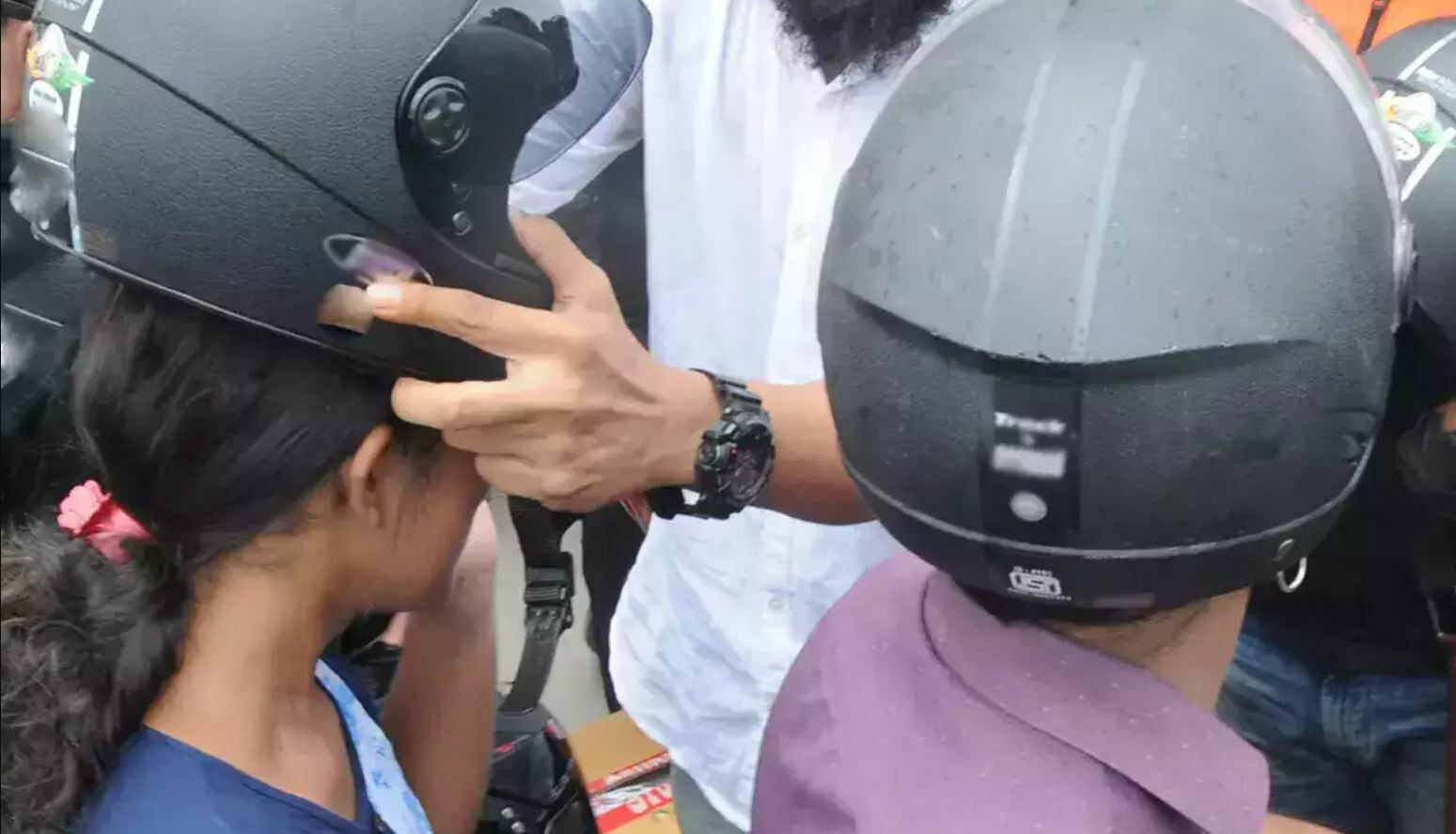 Mumbai Traffic Police: Vehicle Manufacturers Bound By Law To Provide Two Helmets While Selling Two-Wheelers