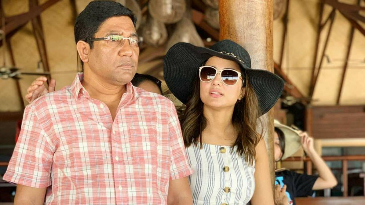टीव्ही कलाकार हिना खानच्या वडिलांचं निधन